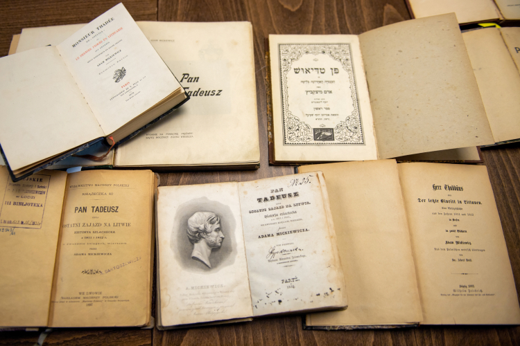 Najstarsze wydania "Pana Tadeusza” Adama Mickiewicza - w tym pierwodruk z 1834 roku - na wystawie przygotowanej przez Wojewódzką Bibliotekę Publiczną im. Marszałka J. Piłsudskiego w Łodzi. Fot. PAP/Grzegorz Michałowski