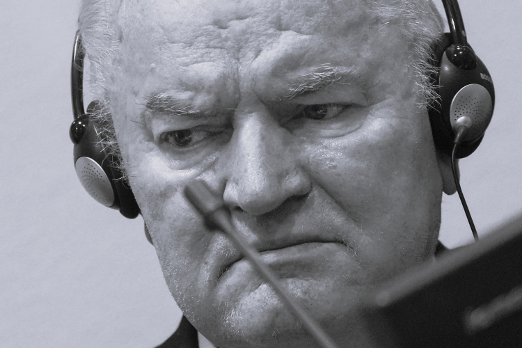 Ratko Mladić podczas procesu w Hadze w 2021 r. Fot. Peter Dejong (PAP/EPA)