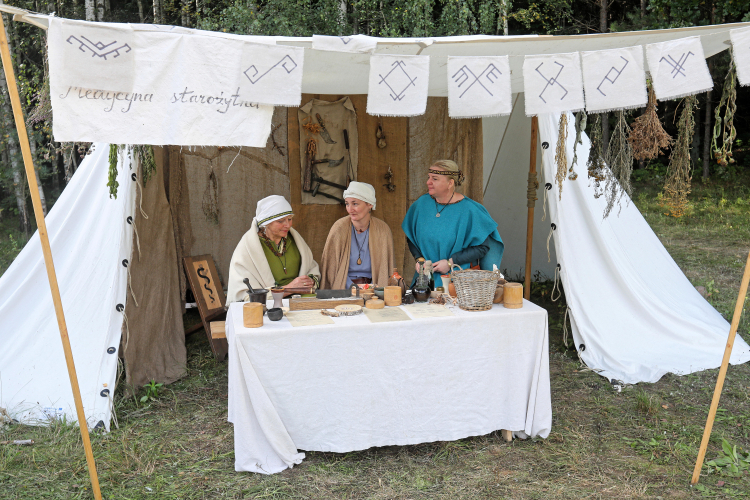 XVII Jaćwieski Festyn Archeologiczny „Szwajcaria 2021” (w suwalskiej Szwajcarii) w rezerwacie „Cmentarzysko Jaćwingów” w Studzienicznych k. Suwałk. Fot. PAP/Artur Reszko