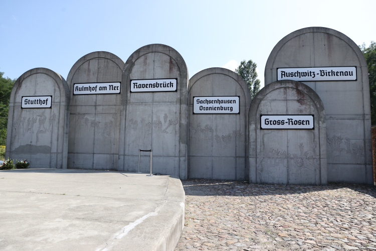 Tablice na dawnej stacji Radegast z której deporowano do obozów Żydów z getta w Litzmannstadt. Fot. PAP/Marian Zubrzycki 