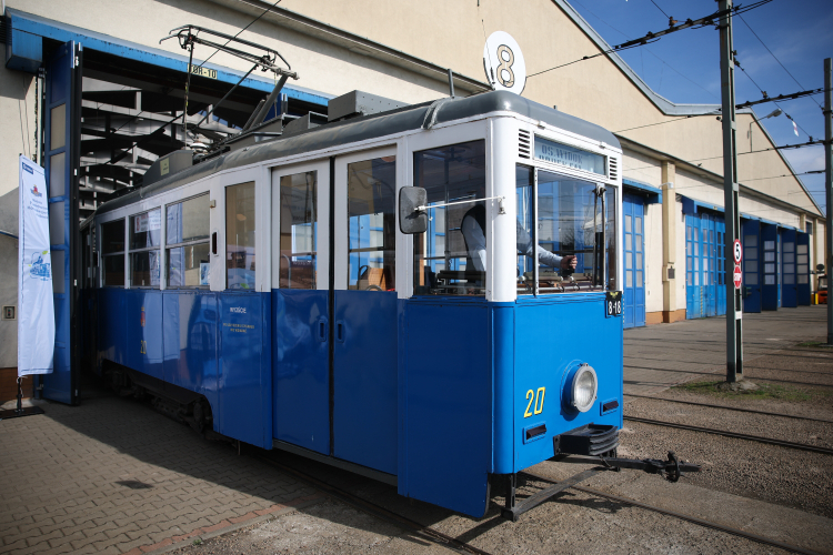 Kraków, 12.03.2025. Prezentacja wyremontowanego historycznego tramwaju zestawionego z wagonów typu N na terenie zajezdni tramwajowej Podgórze w Krakowie. Fot. PAP/Łukasz Gągulski