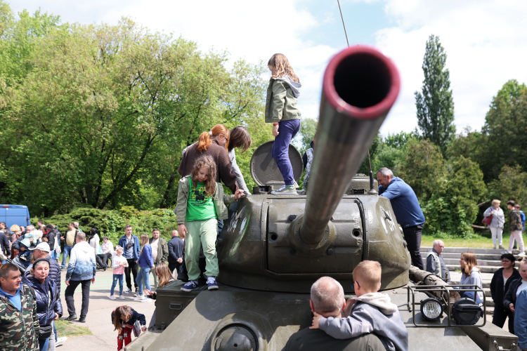 Piknik historyczny w parku Sieleckim w Sosnowcu z okazji 80. rocznicy zakończenia II wojny światowej. Fot. PAP/Michał Meissner
