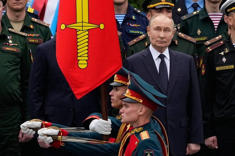 Prezydent Rosji Władimir Putin podczas ceremonii złożenia wieńca z okazji 84. rocznicy inwazji nazistowskich Niemiec na Związek Radziecki podczas II wojny światowej w Dniu Pamięci i Żalu przy Grobie Nieznanego Żołnierza przy murze Kremla w Moskwie, Rosja, 22 czerwca 2025 r. Fot. EPA/ALEXANDER ZEMLIANICHENKO/POOL Strona: PAP/EPA.