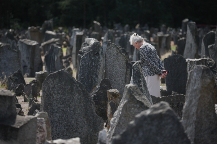 Kamienie symbolizujące macewy – żydowskie nagrobki, upamiętniające 900 000 spoczywających w Treblince ofiar zagłady. Fot. PAP/Leszek Szymański