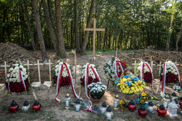 Cmentarz w Puźnikach, na którym spoczywają szczątki ofiar zbrodni wołyńskiej odnalezione podczas prac ekshumacyjnych. Fot. PAP/Vladyslav Musiienko