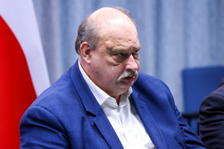 Warszawa, 28.10.2025 r. Członek Kolegium IPN prof. dr hab. Wojciech Polak podczas wysłuchania kandydatów na prezesa IPN. Fot. PAP/Albert Zawada