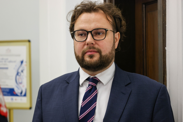 Warszawa, 19.11.2025 r. Dr Bartosz Machalica podczas konferencji prasowej w Sejmie. Fot. PAP/Albert Zawada