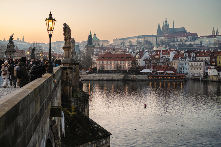 Praga, 21.01.2026 r. Widok na zamek na Hradczanach z Mostu Karola w Pradze. Fot. PAP/Marcin Gadomski