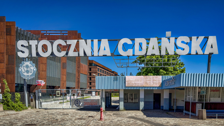 Brama Stoczni Gdańskiej (przed remontem). Fot. Jerzy Ochoński (PAP)