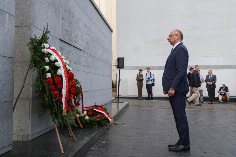 Warszawa, 22.07.2026 r. Wiceprezes Instytutu Pamięci Narodwej Mateusz Szpytma złożył kwiaty przy Pomniku Umschlagplatz w Warszawie przed rozpoczęciem Marszu Pamięci 2026 upamiętniającego kobiety ze stołecznego getta. Fot. PAP/Paweł Supernak