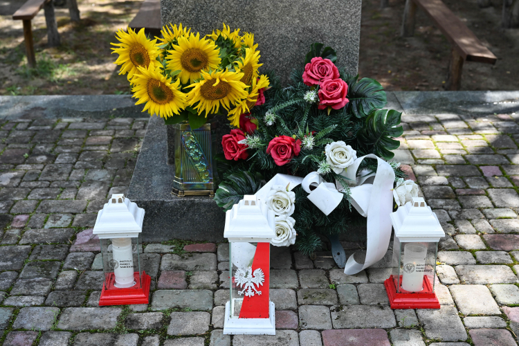 Pomnik ofiar UPA na cmentarzu w Ostrówkach w obwodzie wołyńskim. Fot. PAP/Wojtek Jargiło