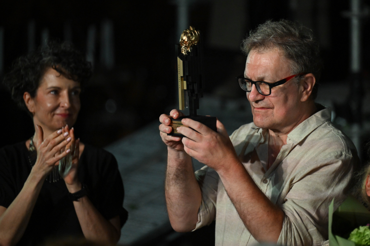 Reżyser spektaklu "Hamlet. Książę Danii" Jacek Głomb z nagrodą Grand Yoricka na 30. Międzynarodowym Festiwalu Szekspirowskim. Fot. PAP/Adam Warżawa
