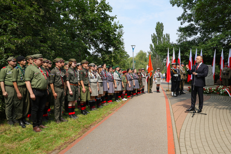 Obchody 82. rocznicy wybuchu Powstania Warszawskiego. Prezydent RP Karol Nawrocki (P) na uroczystości upamiętnienia Ofiar Rzezi Woli pod tablicą pamiątkową w parku im. Edwarda Szymańskiego w Warszawie. Fot. PAP/Paweł Supernak