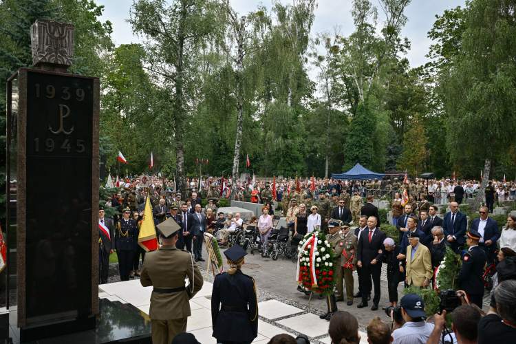 Uroczystości przed pomnikiem Gloria Victis na terenie kwater powstańczych na Cmentarzu Wojskowym na Powązkach w Warszawie. Fot. PAP/Przemysław Piątkowski