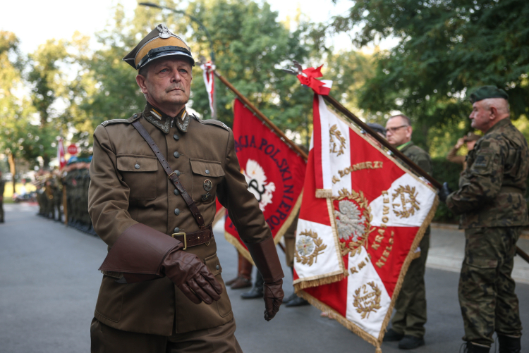 Komendant marszu Dionizy Krawczyński podczas 61. Marszu Szlakiem Pierwszej Kompanii Kadrowej na krakowskich Oleandrach. Fot. PAP/Łukasz Gągulski