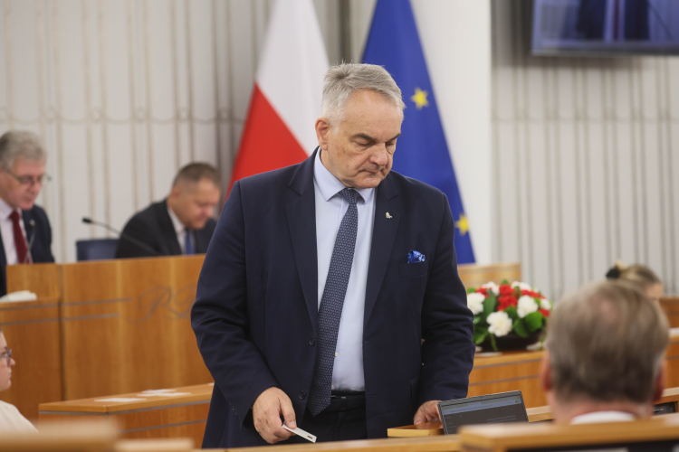 Warszawa, 6.08.2026. Senator Trzeciej Drogi Waldemar Pawlak na sali obrad Senatu w Warszawie. Jednym z punktów obrad było wyrażenie zgody na powołanie Mateusza Szpytmy na prezesa IPN. Fot. PAP/Leszek Szymański