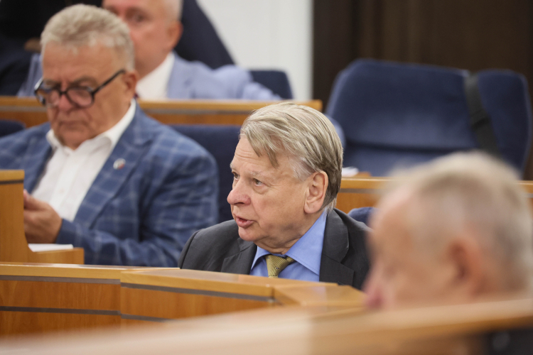 Warszawa, 6.08.2026 r. Senator KO Bogdan Borusewicz na sali obrad Senatu w Warszawie. Jednym z punktów obrad było wyrażenie zgody na powołanie Mateusza Szpytmy na prezesa IPN. Fot. PAP/Leszek Szymański