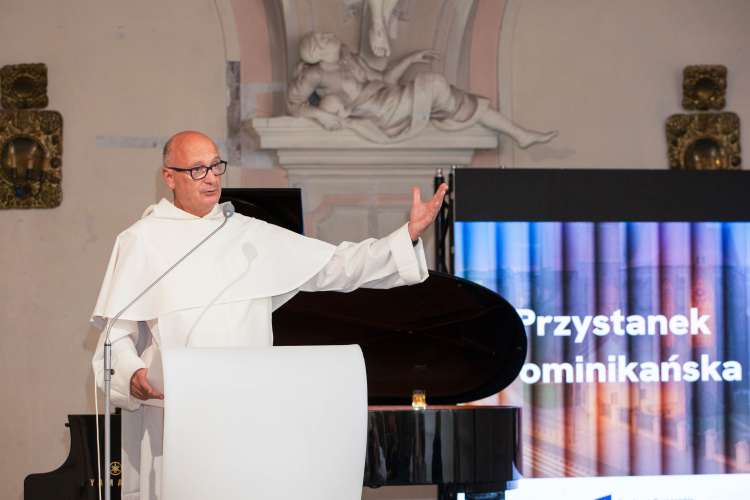 Przeor Klasztoru OO. Dominikanów we Wrocławiu o. Andrzej Kuśmierski podczas konferencji prasowej w Starym Refektarzu Klasztoru OO. Dominikanów we Wrocławiu. Fot. PAP/Krzysztof Ćwik