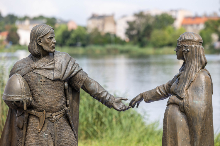 Pomnik przedstawiający Mieszka I i brzemienną Dobrawę nad jeziorem Jelonek w Gnieźnie. To pierwsza w Polsce rzeźba prezentująca Dobrawę w chwili oczekiwania na narodziny syna, który jako Bolesław Chrobry zostanie pierwszym koronowanym królem Polski. Fot. PAP/Paweł Jaskółka