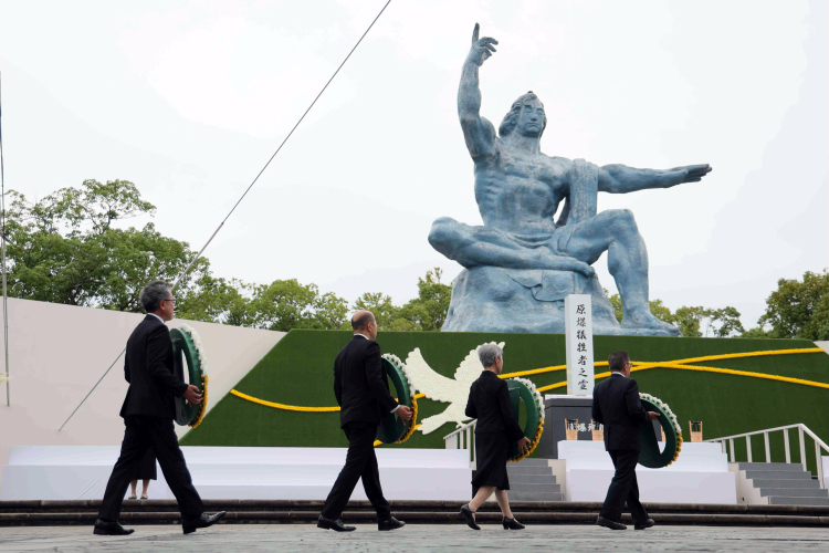 Uczestnicy składają kwiaty podczas ceremonii upamiętniającej pokój w Parku Pokoju w Nagasaki, w południowo-zachodniej Japonii, 9 sierpnia 2026 r. W 1945 roku Stany Zjednoczone zrzuciły dwie bomby atomowe na Hiroszimę i Nagasaki odpowiednio 6 i 9 sierpnia, zabijając ponad 200 000 osób. Fot. EPA/JIJI PRESS JAPAN OUT EDITORIAL ONLY/ Autor: PAP/EPA