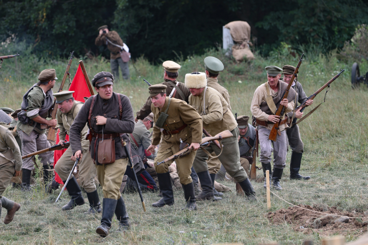 Rekonstrukcja Bitwy Warszawskiej 1920 w miejscowości Ossów. Fot. PAP/Albert Zawada