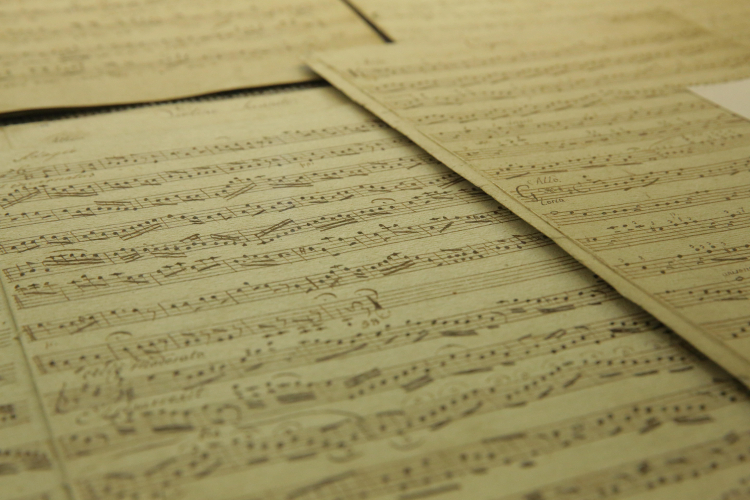 Zabytkowe zapisy nutowe przedstawione podczas konferencji prasowej nt. projektu Musica Warmiensis w Bibliotece Hosianum w Olsztynie. Fot. PAP/Tomasz Waszczuk