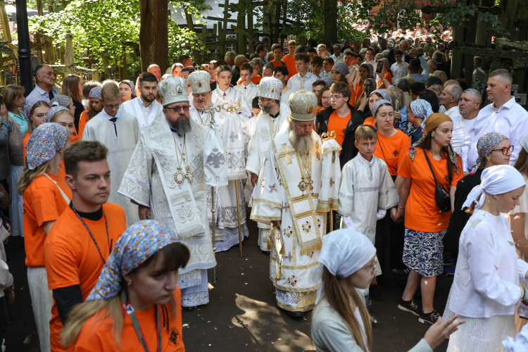 Arcybiskup lubelski i chełmski Abel (C-L), ordynariusz diecezji białostocko-gdańskiej arcybiskup Jakub (C-P), arcybiskup przemyski i gorlicki Paisjusz (C-2L) i biskup bielski Grzegorz (C-2P) podczas obchodów Święta Przemienienia Pańskiego w prawosławnym sanktuarium na Świętej Górze Grabarce. Fot. PAP/Artur Reszko