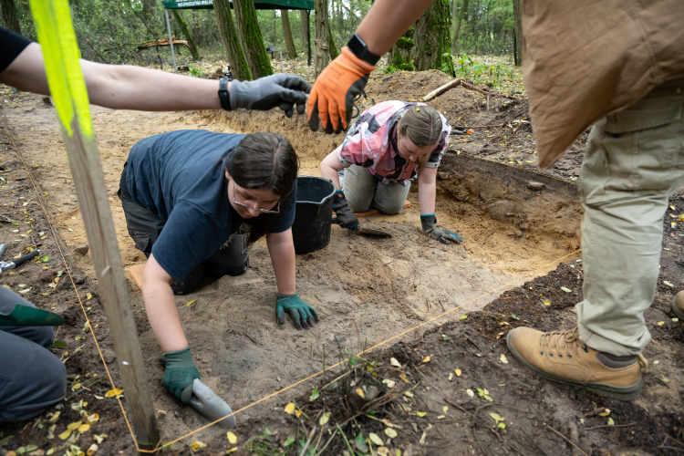 Wyrzeka, 20.08.2026. Archeologiczne badania weryfikacyjne megalitu w Parku Krajobrazowym im. Chłapowskiego. Fot. Jakub Kaczmarczyk (PAP)