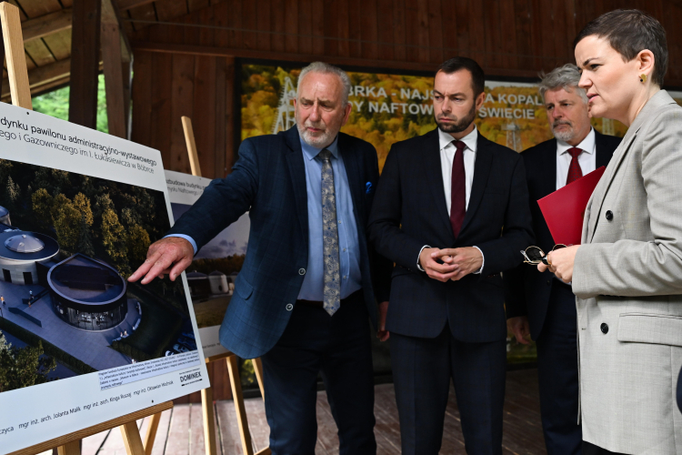 20.08.2026. Konferencja prasowa w Muzeum Przemysłu Naftowego i Gazowniczego im. Ignacego Łukasiewicza w Bóbrce nt. dofinansowania rozbudowy placówki. Od lewej: prezes Fundacji Muzeum Jerzy Ginalski, poseł KP Polska 2050 Bartosz Romowicz, wiceprezes Orlenu Wiesław Prugar oraz minister kultury i dziedzictwa narodowego Marta Cienkowska. Fot. Darek Delmanowicz (PAP)