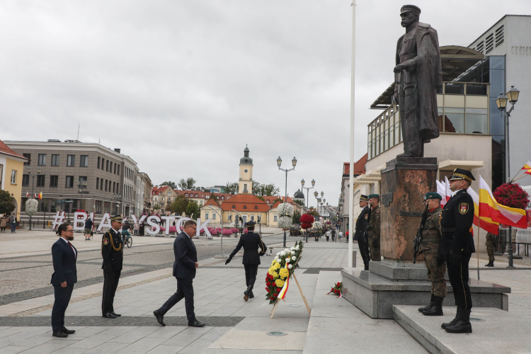 Z okazji 106. rocznicy zwycięskiej bitwy z bolszewikami przedstawiciele władz Białegostoku złożyli kwiaty pod pomnikiem marszałka Józefa Piłsudskiego. Fot. PAP/Artur Reszko