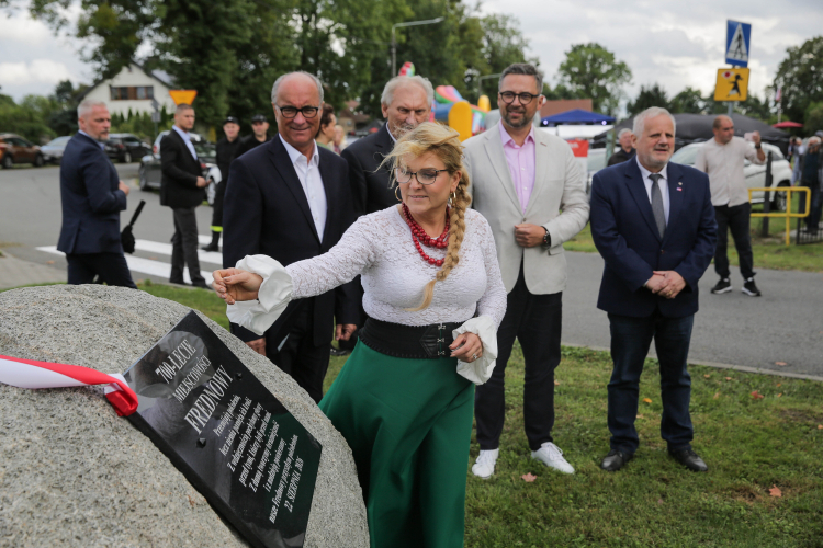 Grażyna Kłodnicka, sołtys wsi Frednowy oraz marszałek Sejmu Włodzimierz Czarzasty. Fot. PAP/Tomasz Waszczuk