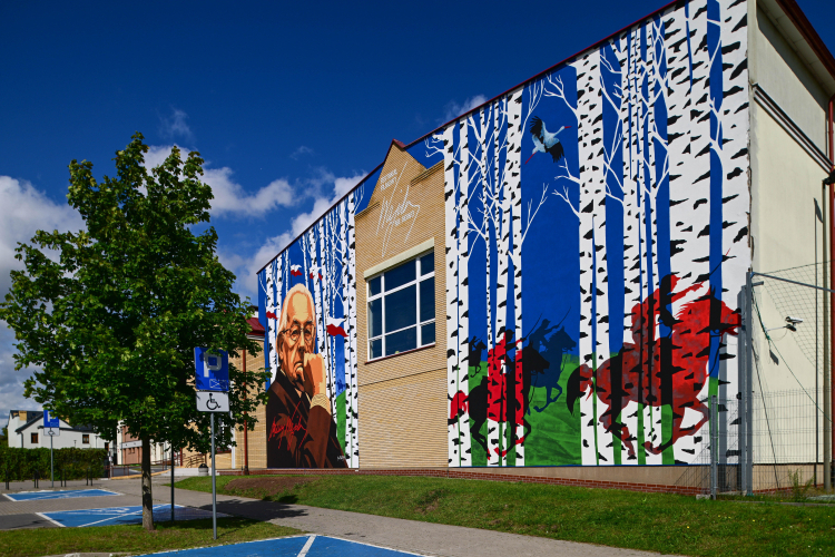 Mural poświęcony Andrzejowi Wajdzie namalowany w Suwałkach przez Andrzeja Pągowskiego. Fot. PAP/Michał Zieliński