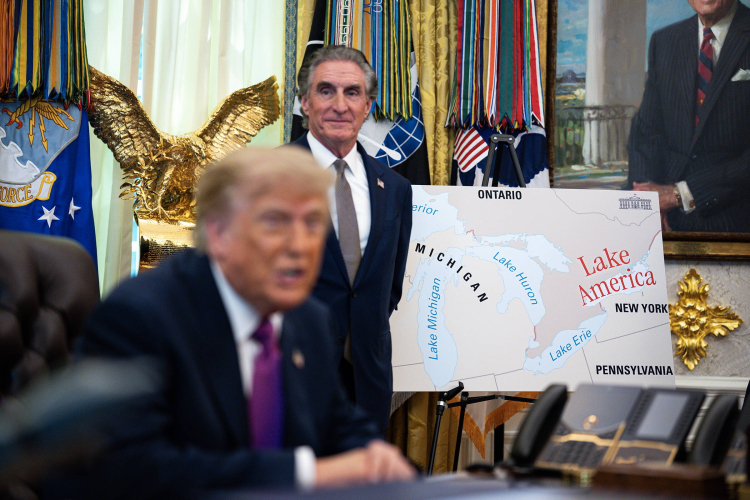 Donald Trump podpisuje rozporządzenie ws. przemianowania jez. Ontario. Fot. Al Drago / Pool (PAP/EPA)