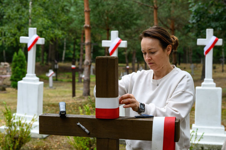 Przygotowania do pogrzebu 55 ofiar zbrodni wołyńskiej na terenie dawnej polskiej wsi Ostrówki. Szczątki odkryli pracownicy Instytutu Pamięci Narodowej podczas prac ekshumacyjnych prowadzonych na przełomie lipca i sierpnia br. Fot. PAP/Vladyslav Musiienko