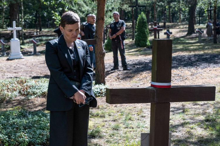 Minister kultury i dziedzictwa narodowego Marta Cienkowska na uroczystościach pogrzebowych 55 ofiar zbrodni wołyńskiej na terenie dawnej polskiej wsi Ostrówki. Fot. PAP/Vladyslav Musiienko 