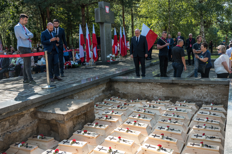 Poseł Paweł Kowal na starym cmentarzu w Ostrówkach na Wołyniu pochowano, gdzie pochowano szczątki 55 polskich ofiar zbrodni wołyńskiej. Fot. PAP/Vladyslav Musiienko