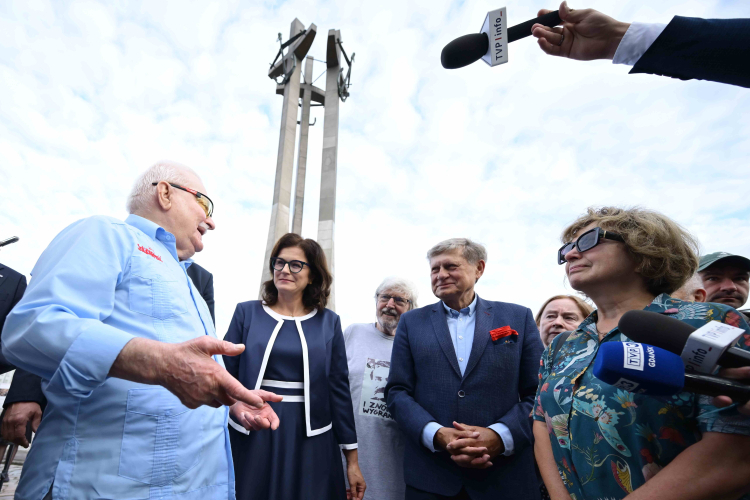 Były prezydent RP Lech Wałęsa, prezydent Gdańska Aleksandra Dulkiewicz oraz były prezes Narodowego Banku Polskiego Leszek Balcerowicz podczas uroczystości z okazji 46. rocznicy podpisania Porozumień Sierpniowych. Fot. PAP/Adam Warżawa