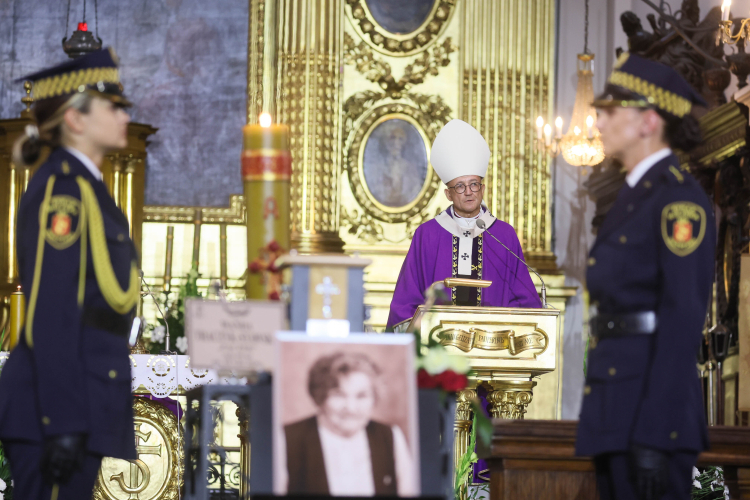 Abp Adrian Galbas podczas uroczystości pogrzebowych Wandy Traczyk-Stawskiej. Fot. PAP/Leszek Szymański