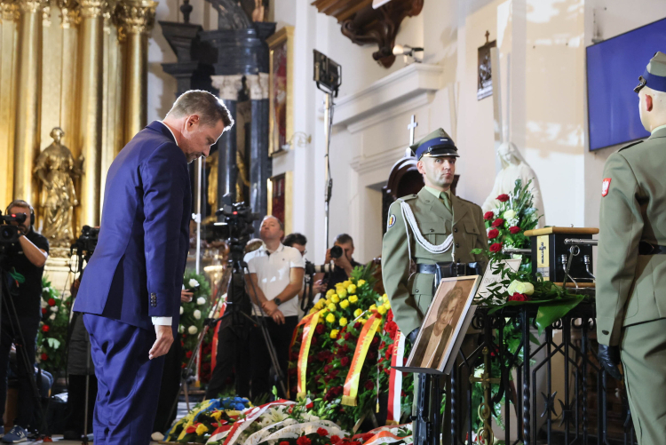Prezydent Warszawy Rafał Trzaskowski podczas uroczystości pogrzebowych Wandy Traczyk-Stawskiej. Fot. PAP/Leszek Szymański