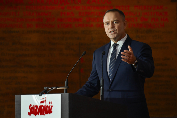 Prezydent Karol Nawrocki w sali BHP Stoczni Gdańskiej w rocznicę podpisania Porozumień Sierpniowych. Fot. PAP/Adam Warżawa