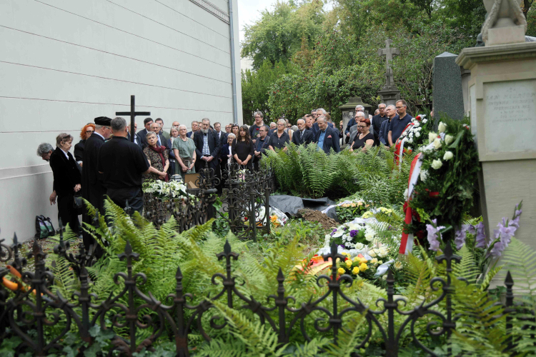 Uroczystości pogrzebowe prof. Tomasza Szaroty na cmentarzu ewangelickim w Warszawie. Fot. PAP/Rafał Guz