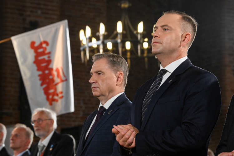 Prezydent Karol Nawrocki i przewodniczący Solidarności Piotr Duda w rocznicę Porozumień Sierpniowych w kościele św. Brygidy w Gdańsku. Fot. PAP/Andrzej Jackowski