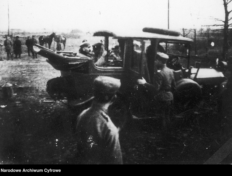 Marszałek Polski Józef Piłsudski w samochodzie, z którego dowodził podczas kontrofensywy./NAC