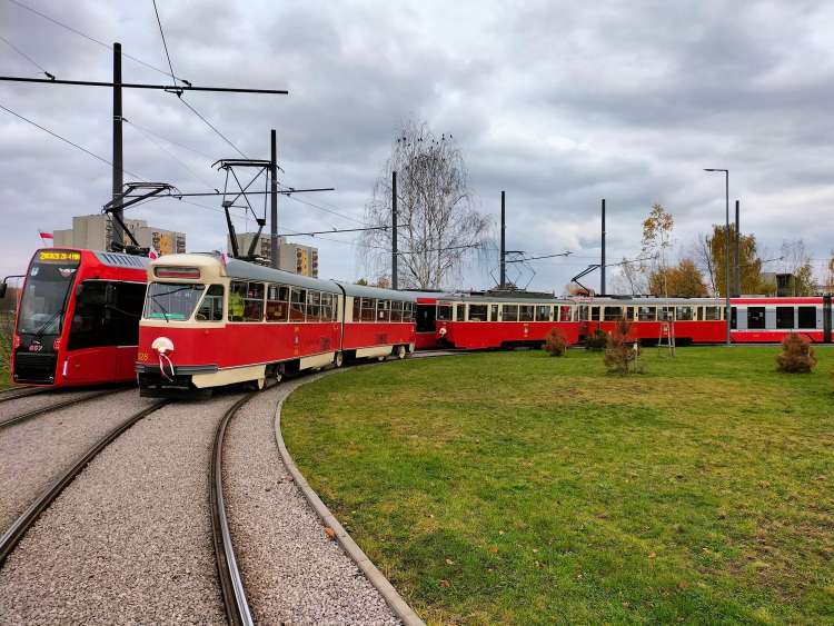 Zabytkowe i współczesne tramwaje w Częstochowie. Fot. Częstochowski Klub Miłośników Komunikacji Miejskiej