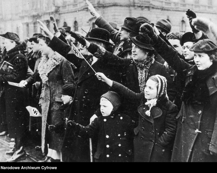 Niemcy witają wjeżdżające oddziały wojska, 1939 r./NAC