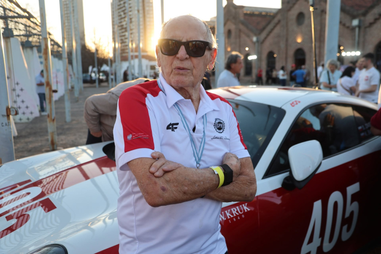 96-letni Sobiesław Zasada, legendarny polski kierowca rajdowy i biznesmen, który tydzień temu wystartował w Buenos Aires w rajdzie Gran Premio Argentino Historico, dojechał do mety. Fot. Fundacja Ewy i Sobiesława Zasady Szerokiej Drogi