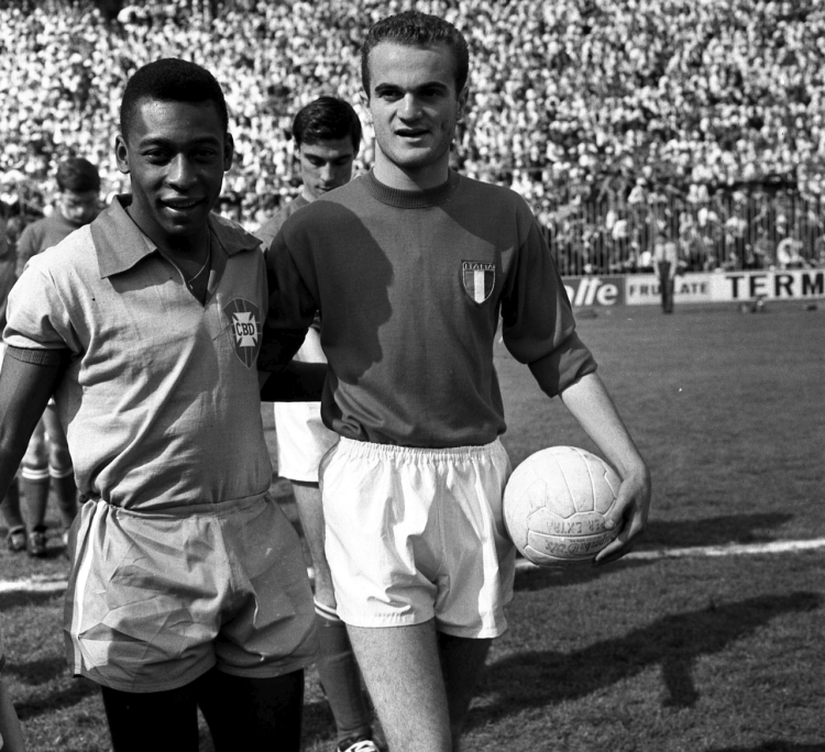 Od lewej: Pelé i Mazzola podczas debiutu w reprezentacji narodowej przed meczem towarzyskim Włoch z Brazylią 12 maja 1963 r. Fot. interleaning.tumblr.com via Wikimedia Commons
