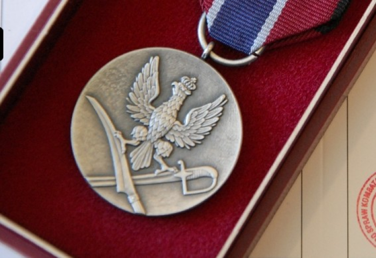 Medal „Pro Patria” – polskie odznaczenie przyznawane przez kierownika Urzędu do Spraw Kombatantów i Osób Represjonowanych. Fot. wikipedia