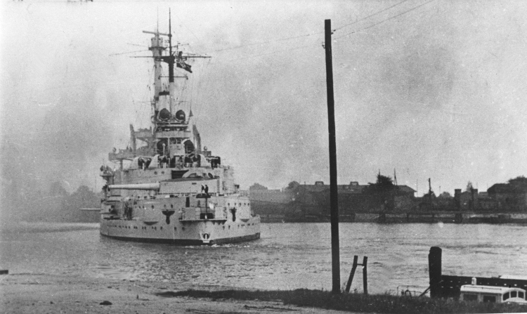 Gdańsk, wrzesień 1939. Schleswig-Holstein, pancernik (okręt szkolny) ostrzeliwuje Westerplatte. Fot. PAP./CAF