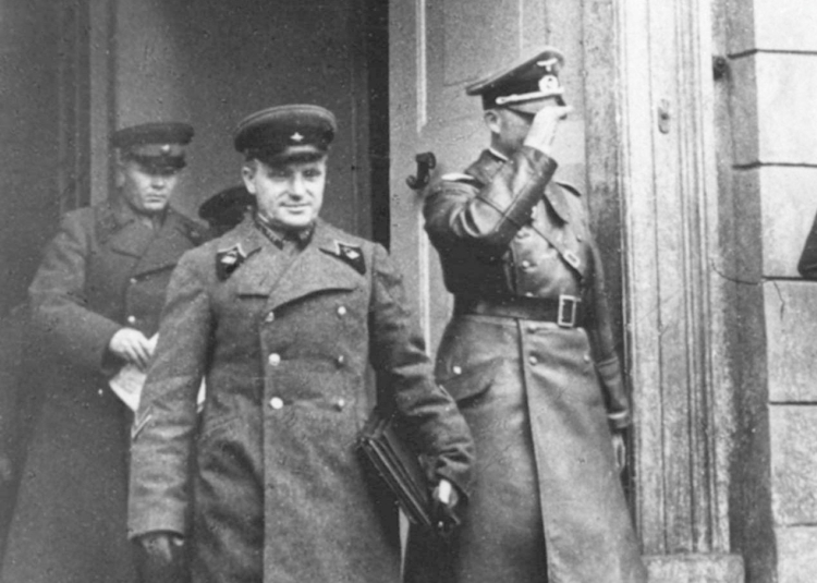 Białystok, 20.09.1939. Delegacja sowiecka i niemiecka opuszczająca po podpisaniu porozumienia Pałac Branickich. Fot. PAP/CAF 